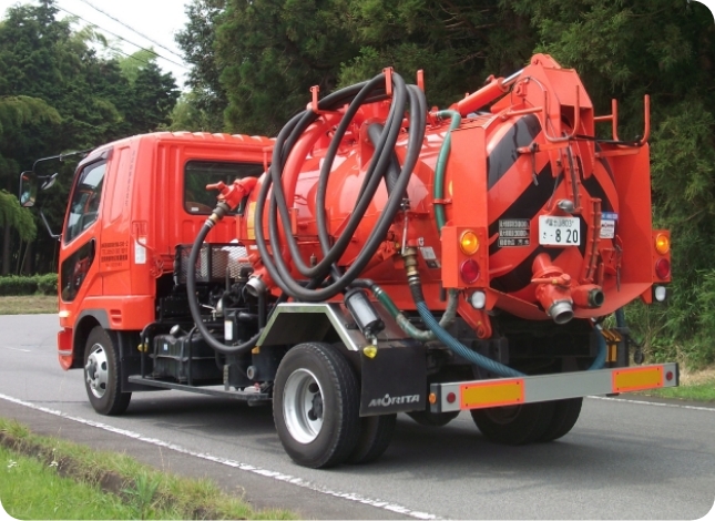 使用車両（4t汚泥吸引車）